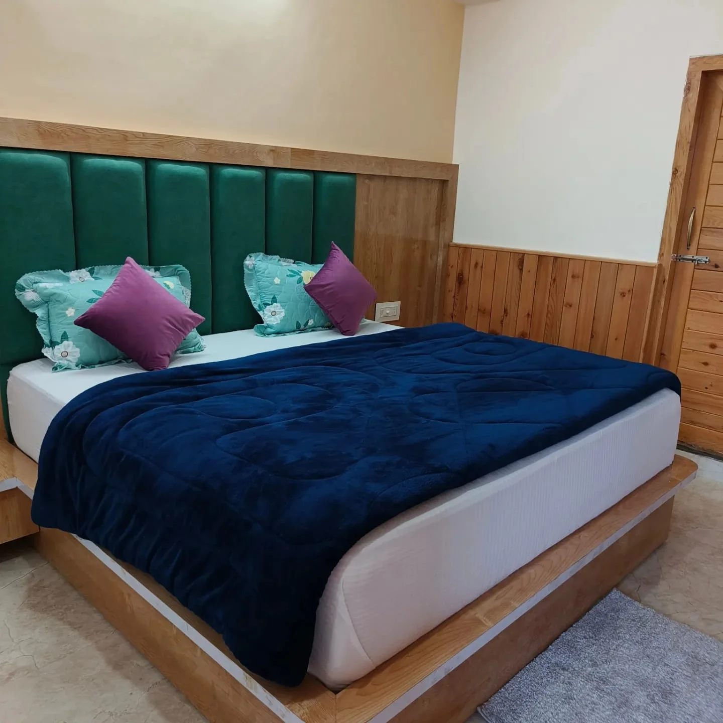 Sky Heaven Retreat Jibhi Deluxe room - next